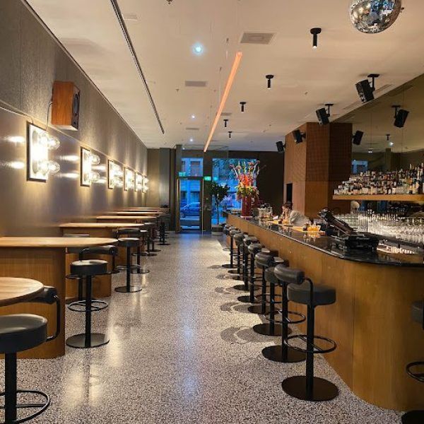 Vintage trifft Moderne in einem charmanten Schweizer Café