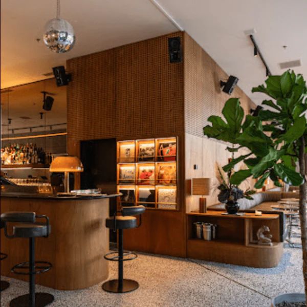 Vintage trifft Moderne in einem charmanten Schweizer Café thumbnail 2