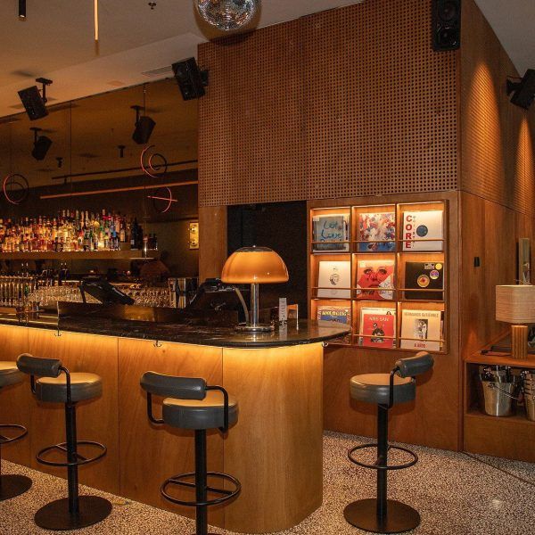 Vintage trifft Moderne in einem charmanten Schweizer Café thumbnail 3